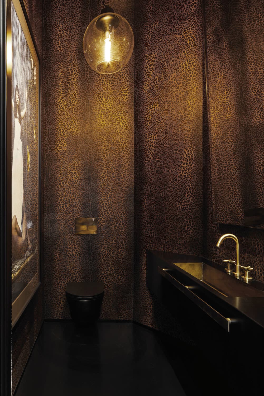 ANIMALIER in a room