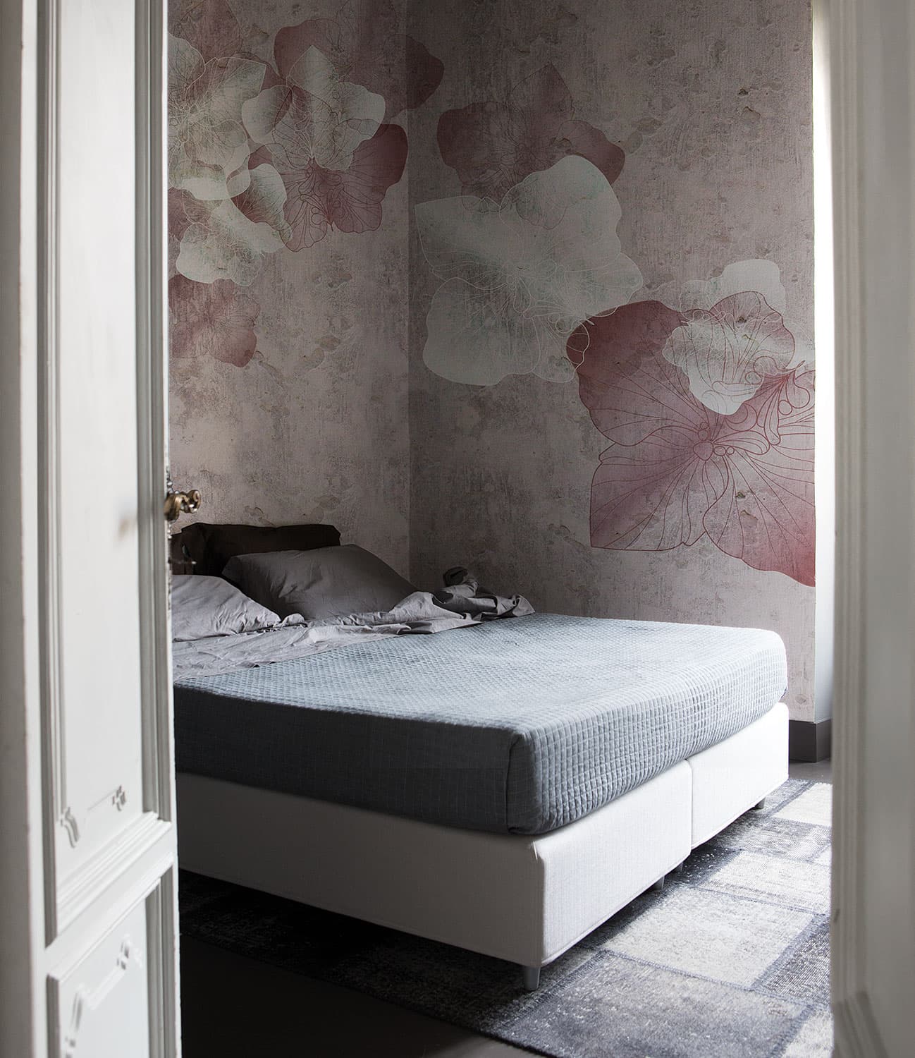 Odee by LondonArt, in a room