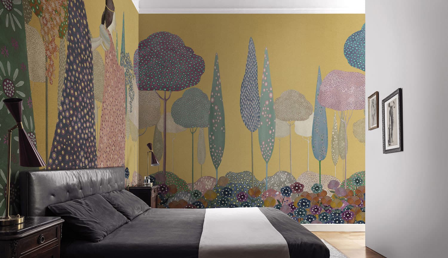 Les Princesses in a room